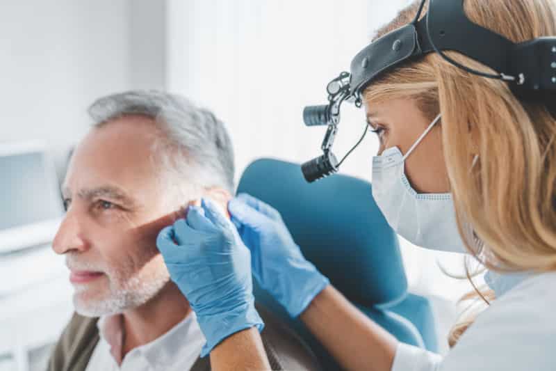 HNO-Arzt / -Ärztin sucht Ursachen für Tinnitus, Druck auf dem Ohr, Ohrenschmerzen, Kribbeln oder Taubheitsgefühl im Ohr. 